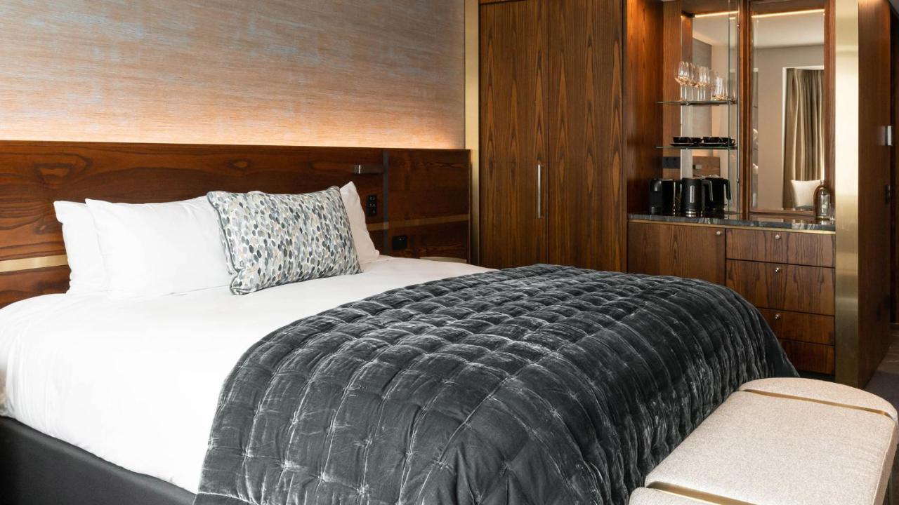 Horizon By Skycity Auckland Exterior photo A bed with a throw