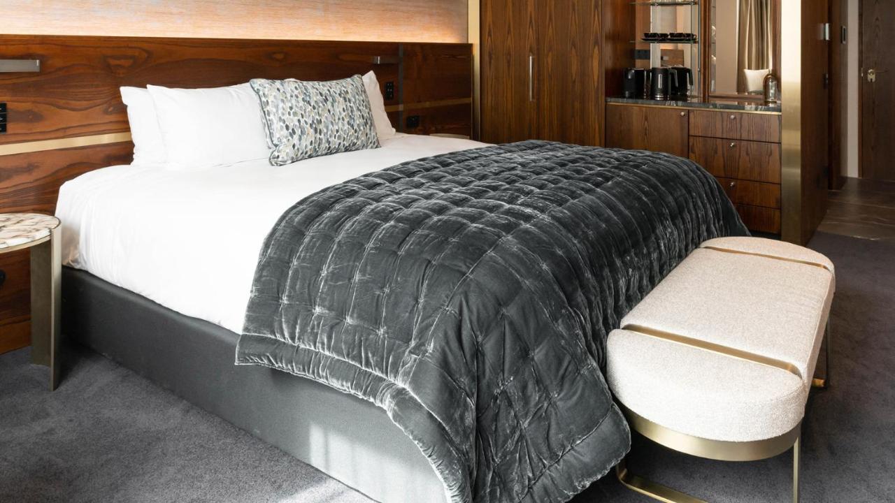 Horizon By Skycity Auckland Exterior photo A bed with a throw