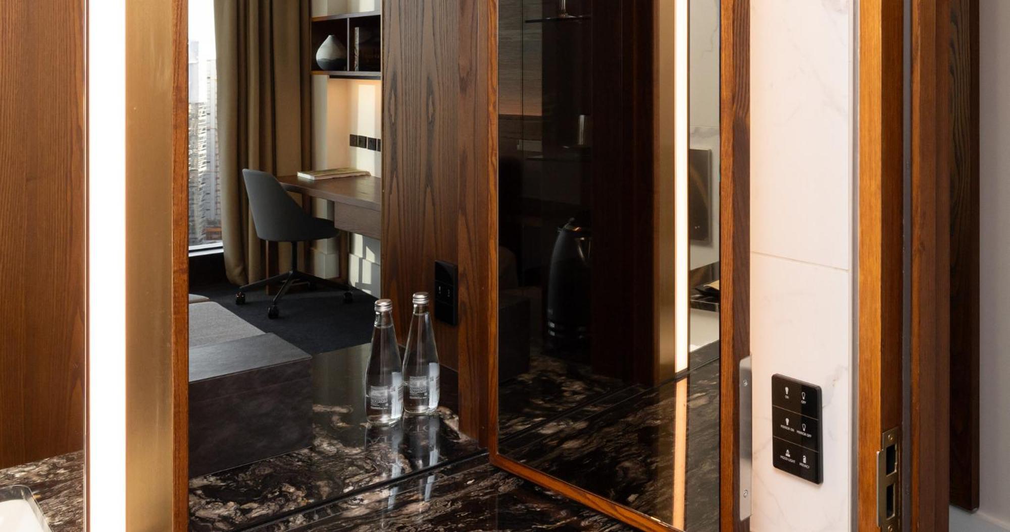 Horizon By Skycity Auckland Exterior photo A mirror in a hotel room